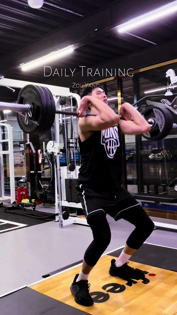 邹阳分享高强度训练日常：肌肉酸痛见证职业球员的执着