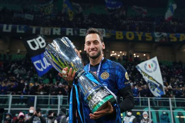 土超豪门强势追逐恰尔汗奥卢 3000万报价遭国米拒绝