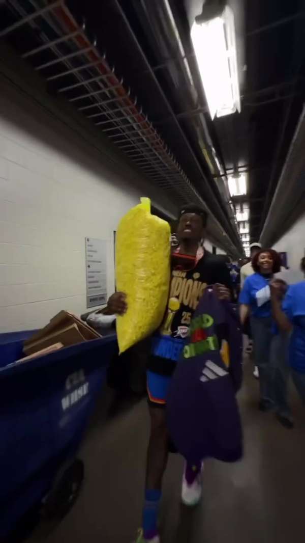 杰伦威夺冠夜携爆米花