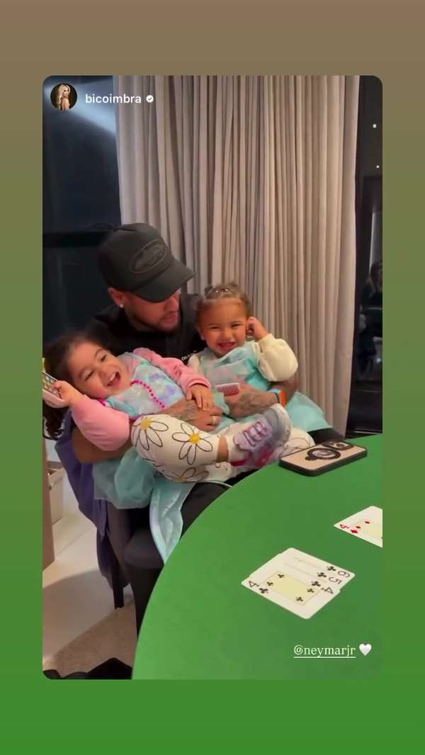 内马尔高薪续约后展现父爱 牌桌边陪伴双子的温馨时刻