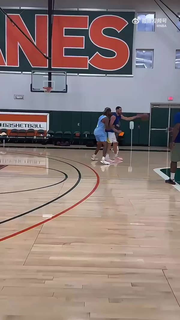 独行侠后场双枪首度合练 克莱与拉塞尔联手备战新赛季